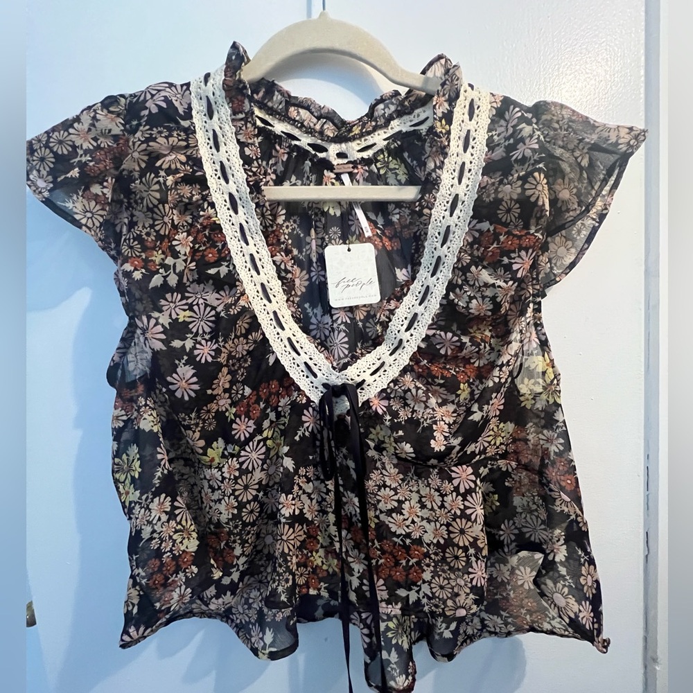 Free People | Short Sleeve V-Neck Floral Crop Top | Size: M